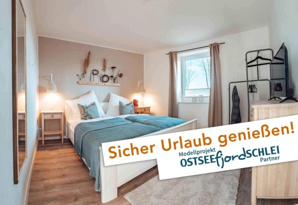 Un dormitorio con una cama azul y una ventana en Knickblick, en Brebel