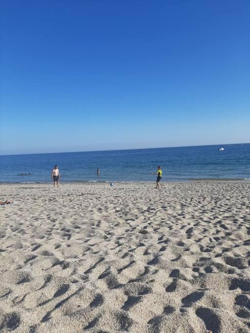 Un groupe de personnes debout sur une plage dans l'établissement Maison TY PRAD bord de mer, à Sarzeau