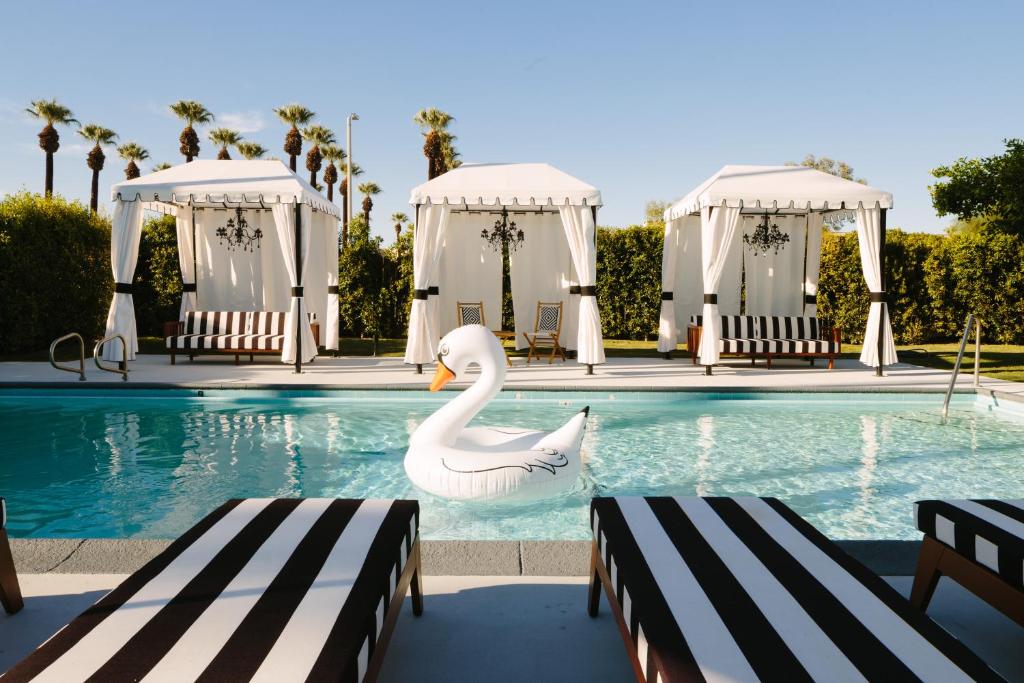 Majoituspaikassa Hotel El Cid by AvantStay Chic Hotel in Palm Springs w Pool tai sen lähellä sijaitseva uima-allas