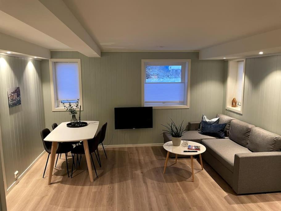 sala de estar con sofá y mesa en Lofoten - New apartment, close to airport., en Leknes