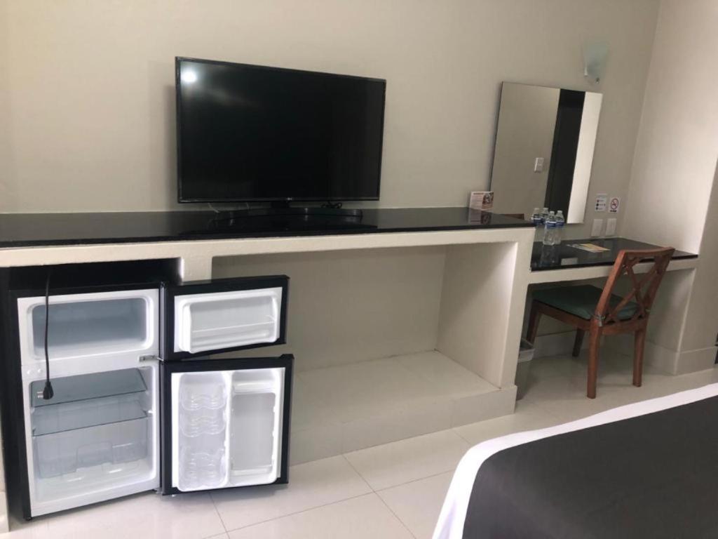 Una televisión o centro de entretenimiento en Don Pelayo Pacific Beach