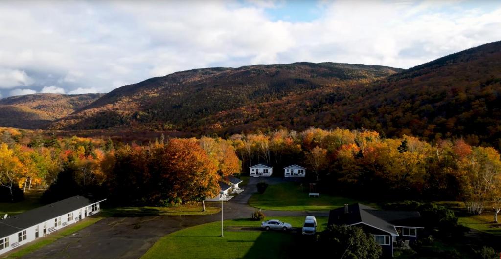 
a small village on a hillside overlooking a mountain range at Mountain View Motel & Cottages in Pleasant Bay

