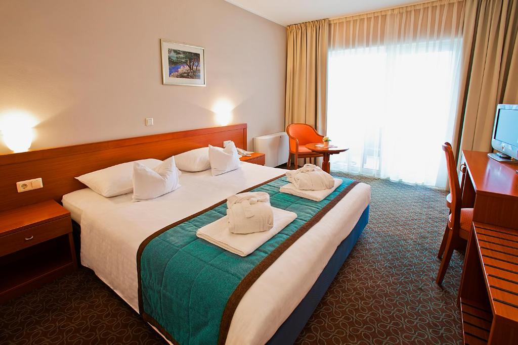 Postel nebo postele na pokoji v ubytování Spa & Wellness Hotel Pinia