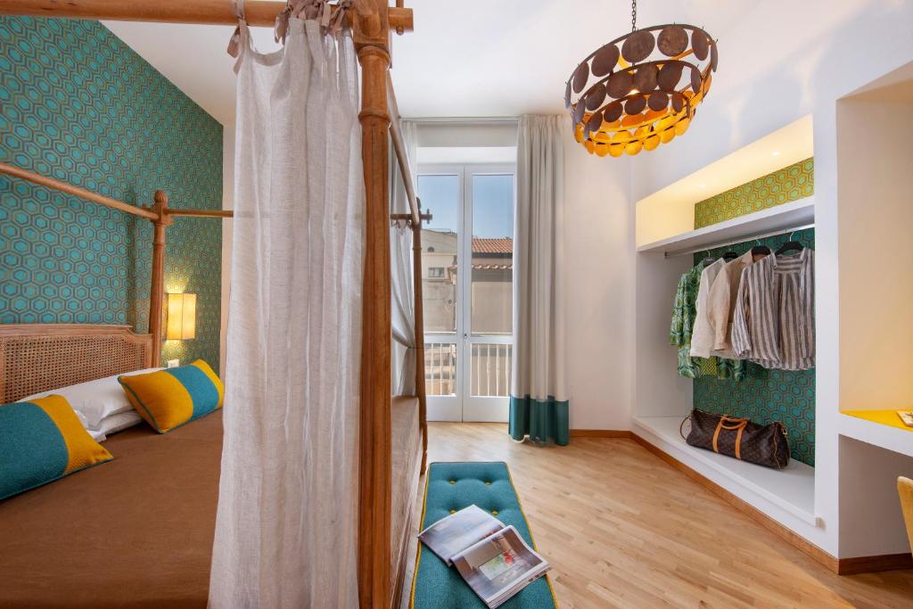 1 dormitorio con cama con dosel y ventana en Gorgeous apartment in the center: SORRENTO!, en Sorrento