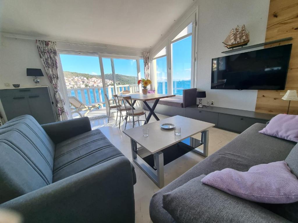 Televízia a/alebo spoločenská miestnosť v ubytovaní Villa Jana Apartments