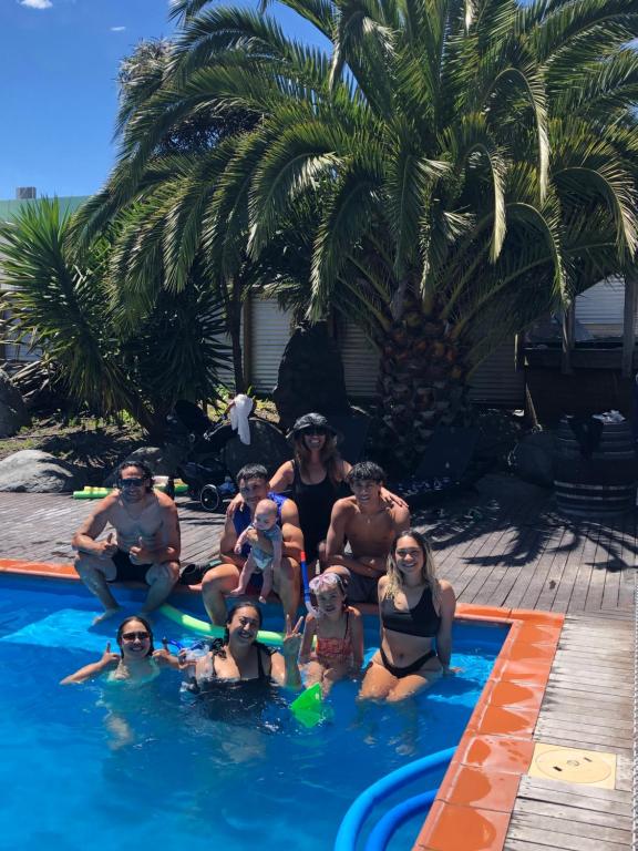 um grupo de pessoas sentadas numa piscina em Dusky Lodge em Kaikoura