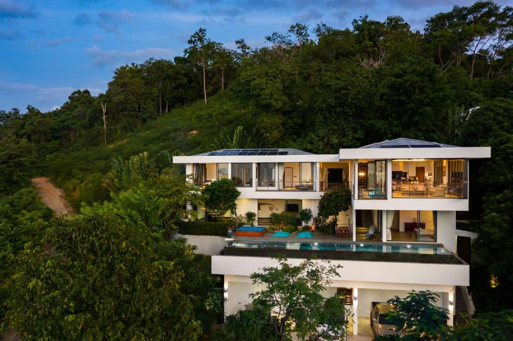 uma vista aérea de uma casa em Villa Tosti em Ban Bang Po