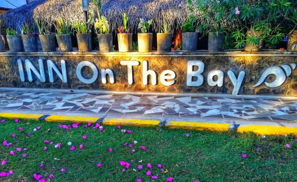 Ein Schild, auf dem Null auf dem Bayou steht. in der Unterkunft Inn On The Bay in Pasikuda