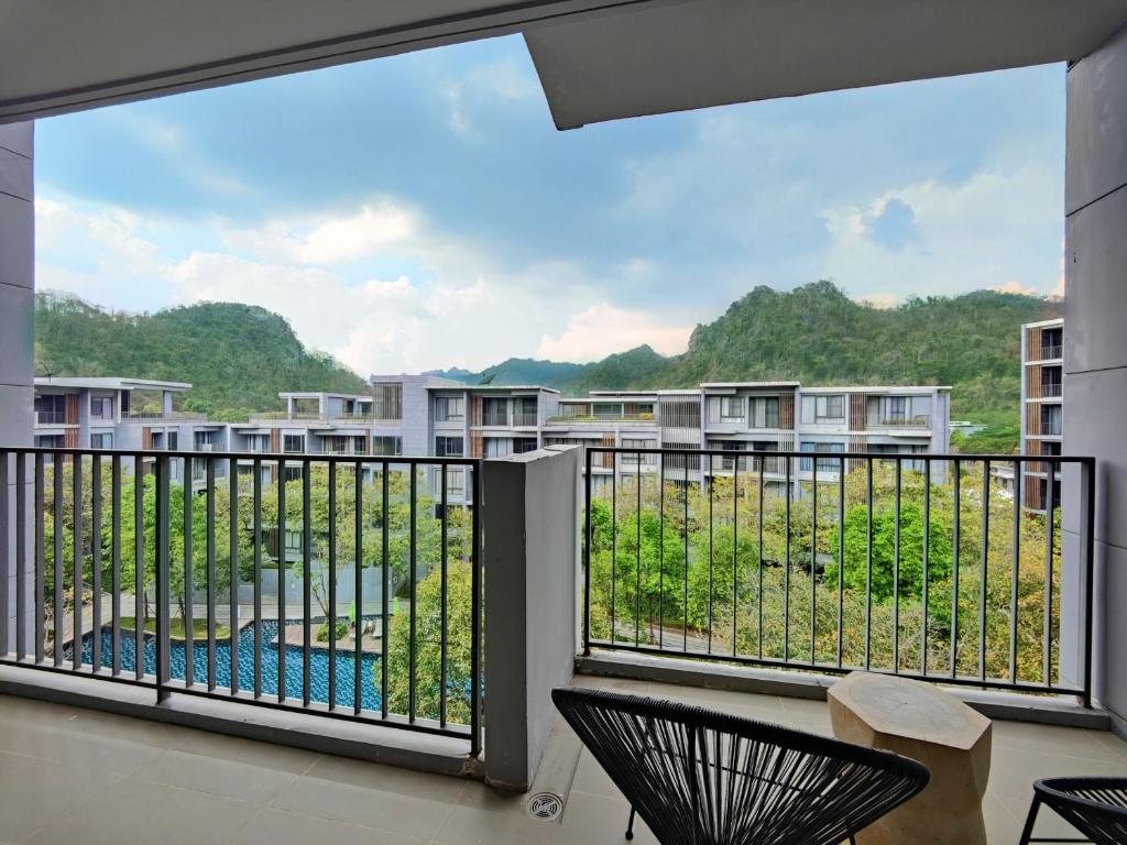 een balkon met uitzicht op een resort bij 2 Bedroom Khaoyai Poolsuite by Nancy in Ban Huai Sok Noi
