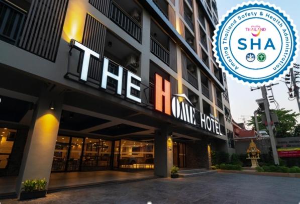 曼谷的住宿－The Home Hotel SHA，建筑一侧有标志的酒店