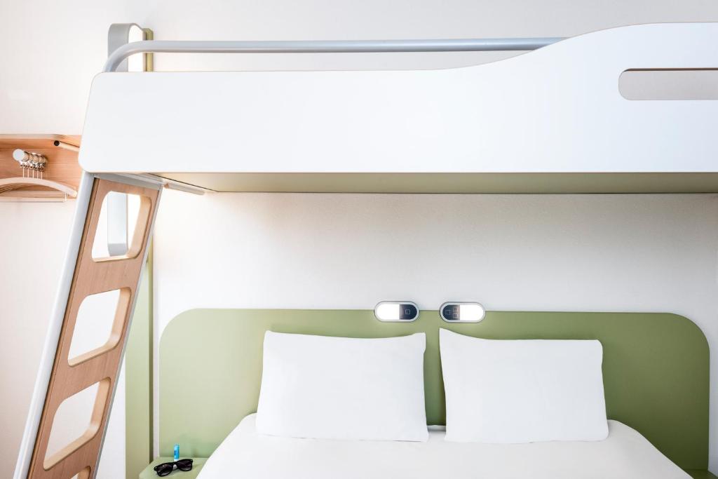 Postel nebo postele na pokoji v ubytování ibis budget Lisieux