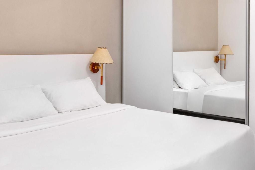 Postel nebo postele na pokoji v ubytování Riviera by Isrotel Collection