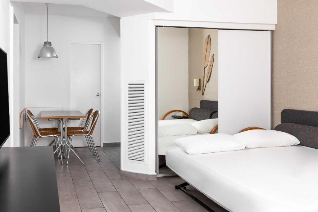 Postel nebo postele na pokoji v ubytování Riviera by Isrotel Collection
