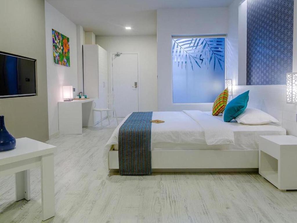 Postel nebo postele na pokoji v ubytování Velana Beach Hotel Maldives