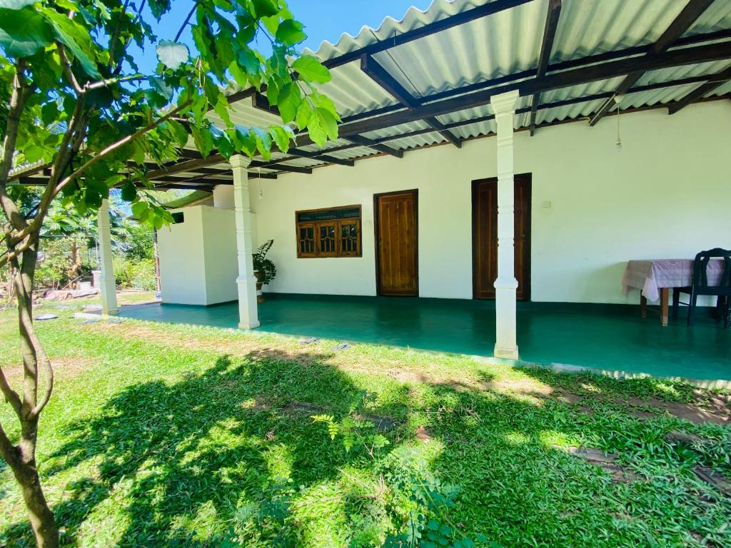 Elle offre une vue sur une maison dotée d'une terrasse. dans l'établissement Sigiri Green Shadow Homestay, à Sigirîya
