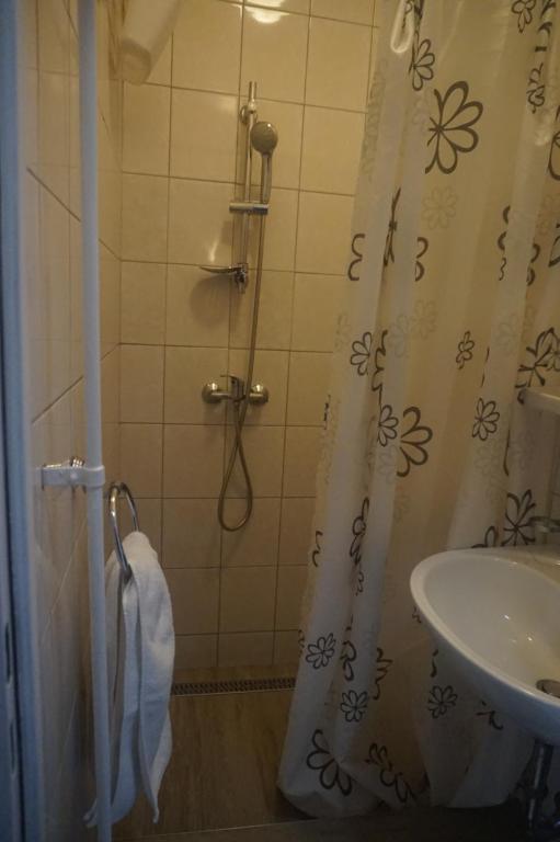 Łazienka w obiekcie Hotel Ajka Üzletház Panzió Ajka