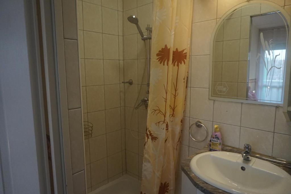 Łazienka w obiekcie Hotel Ajka Üzletház Panzió Ajka
