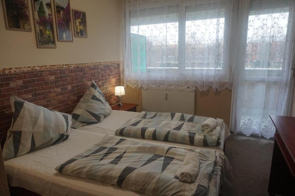 Łóżko lub łóżka w pokoju w obiekcie Hotel Ajka Üzletház Panzió Ajka