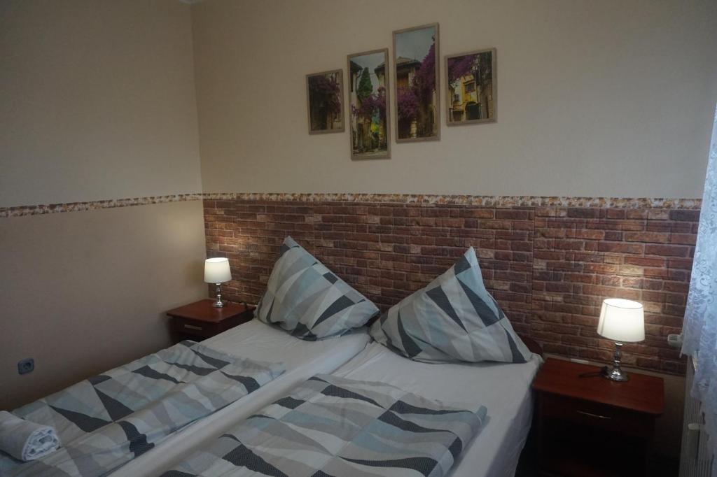 Łóżko lub łóżka w pokoju w obiekcie Hotel Ajka Üzletház Panzió Ajka