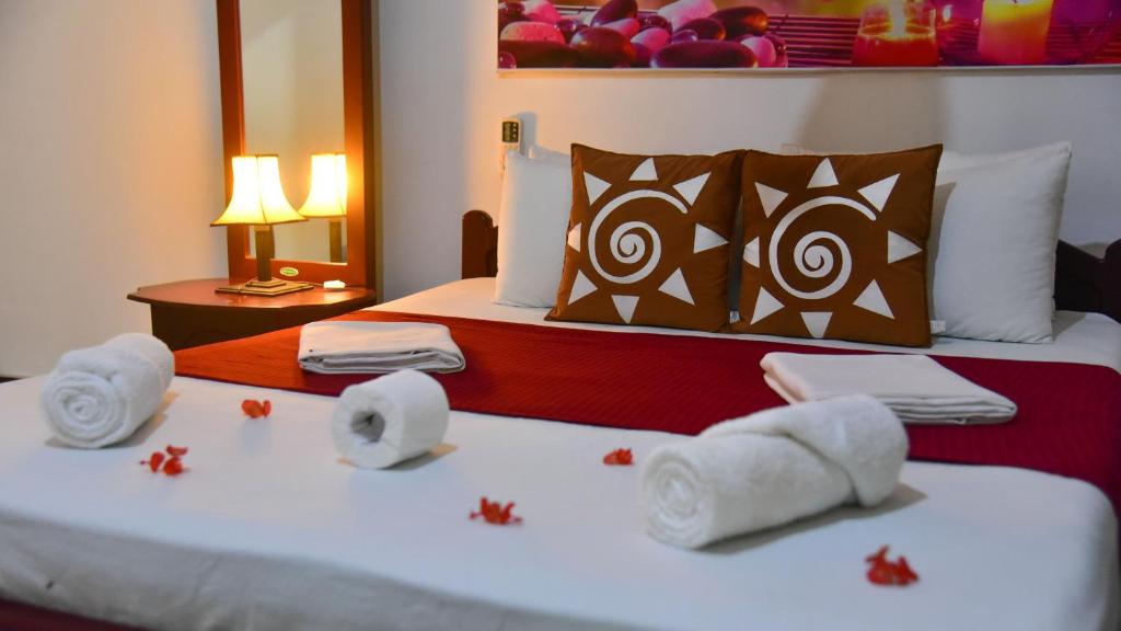 Habitación de hotel con 2 camas y toallas. en Sayare Inn en Dambulla