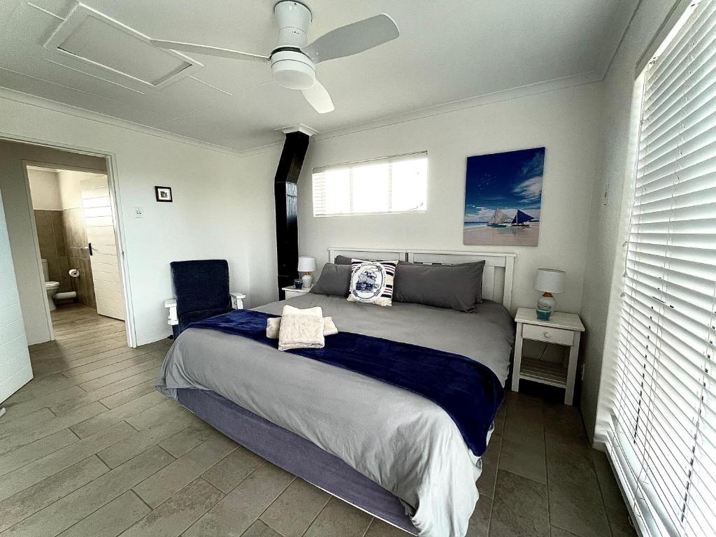 Säng eller sängar i ett rum på 10 on Aquavista Addo River View Cottage