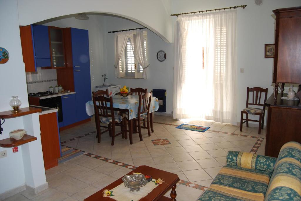 a living room and kitchen with a table and chairs at Appartamento al mare Cusumano in Trappeto