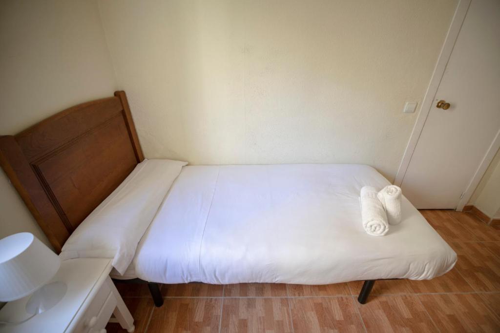 A bed or beds in a room at Hostal Los Perales