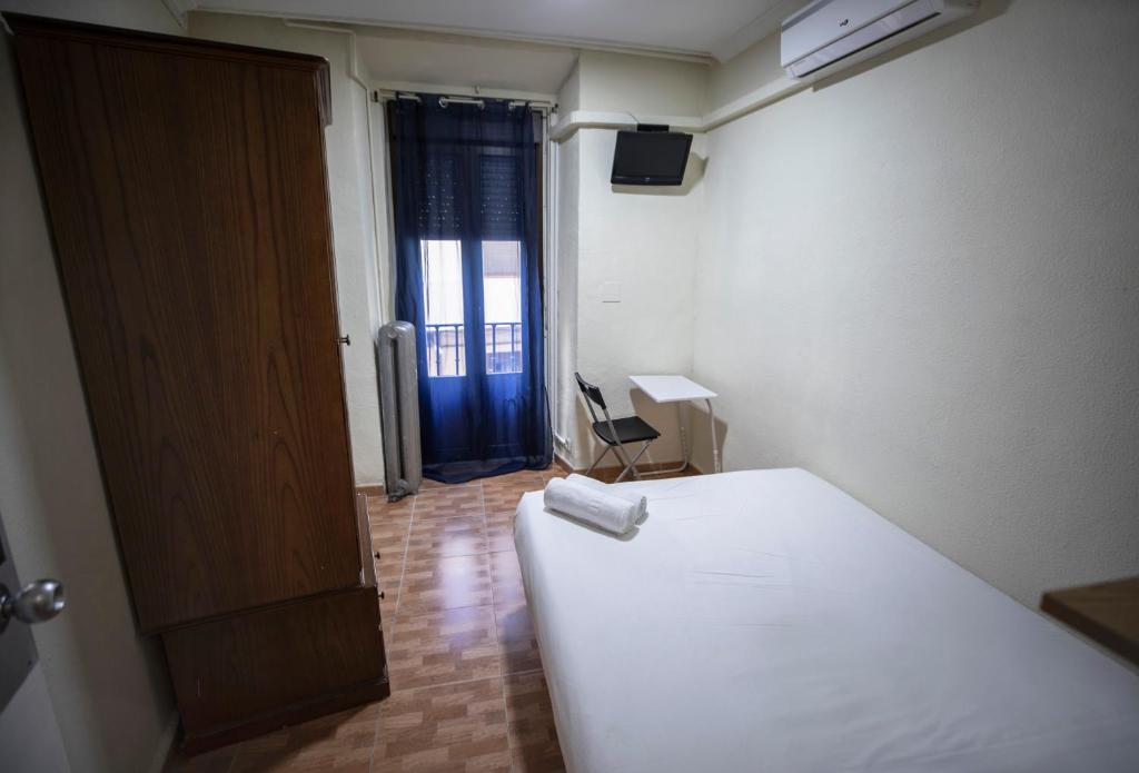 A bed or beds in a room at Hostal Los Perales