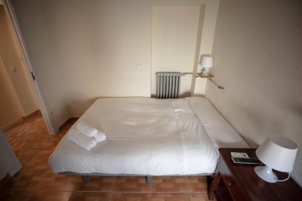 A bed or beds in a room at Hostal Los Perales