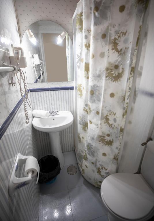 A bathroom at Hostal Los Perales