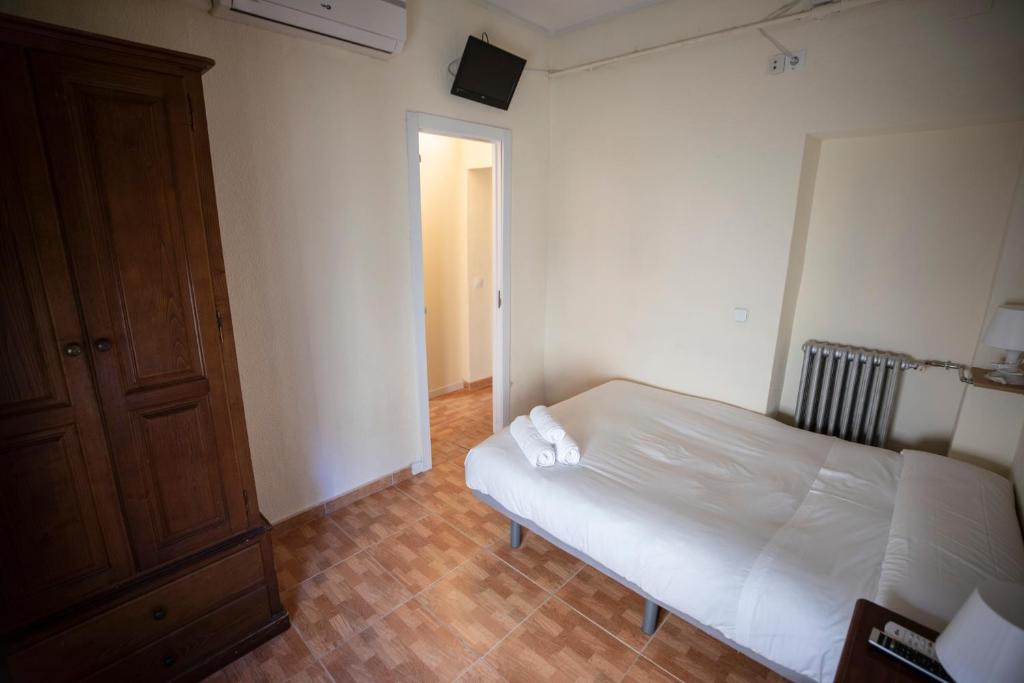 A bed or beds in a room at Hostal Los Perales