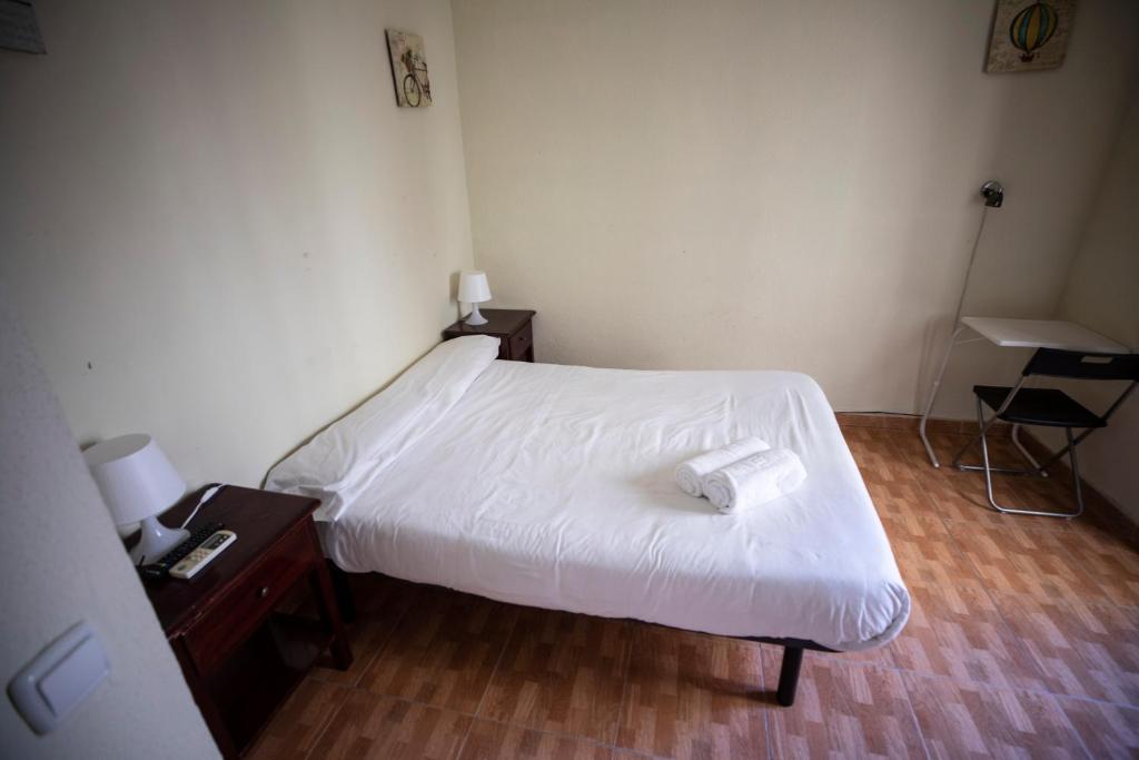 A bed or beds in a room at Hostal Los Perales