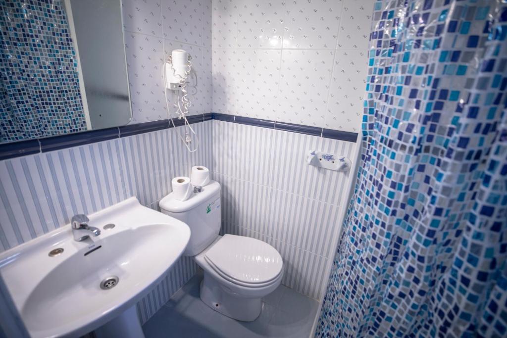 A bathroom at Hostal Los Perales