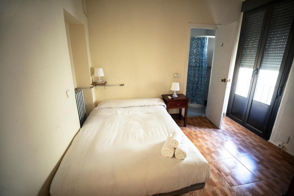 A bed or beds in a room at Hostal Los Perales