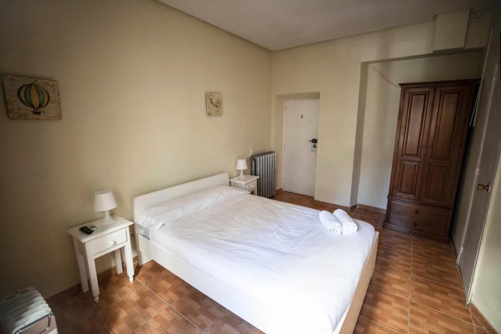 A bed or beds in a room at Hostal Los Perales