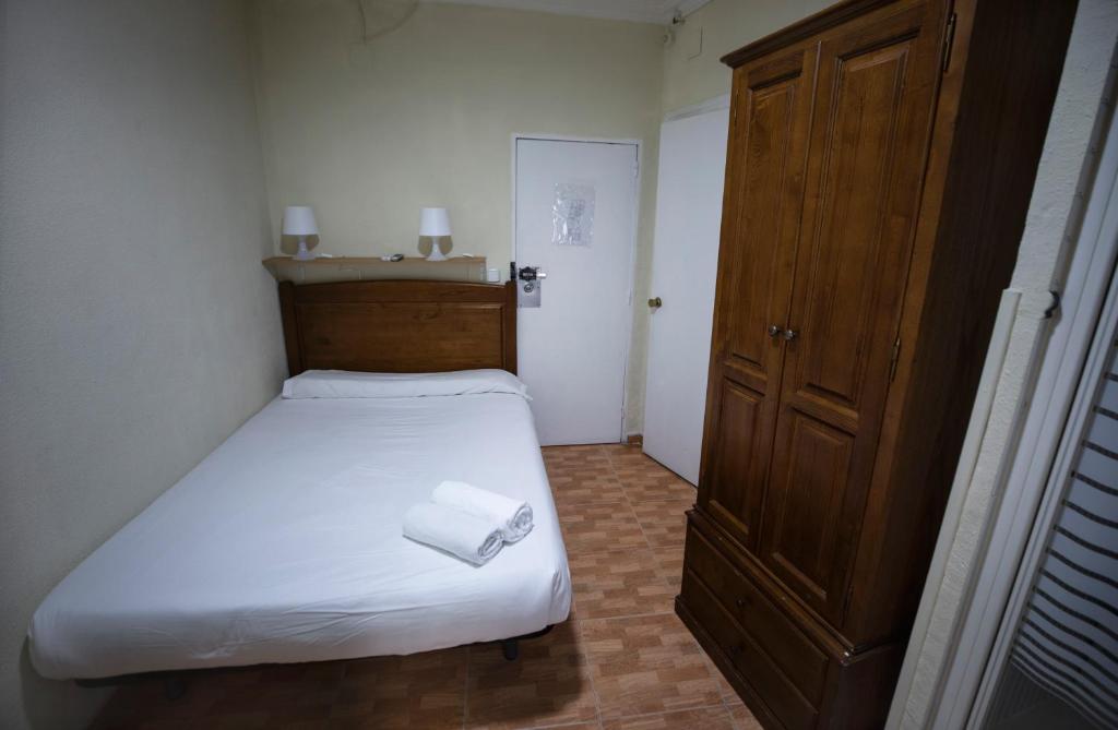 A bed or beds in a room at Hostal Los Perales
