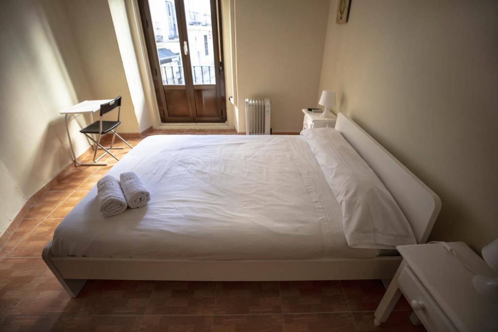A bed or beds in a room at Hostal Los Perales