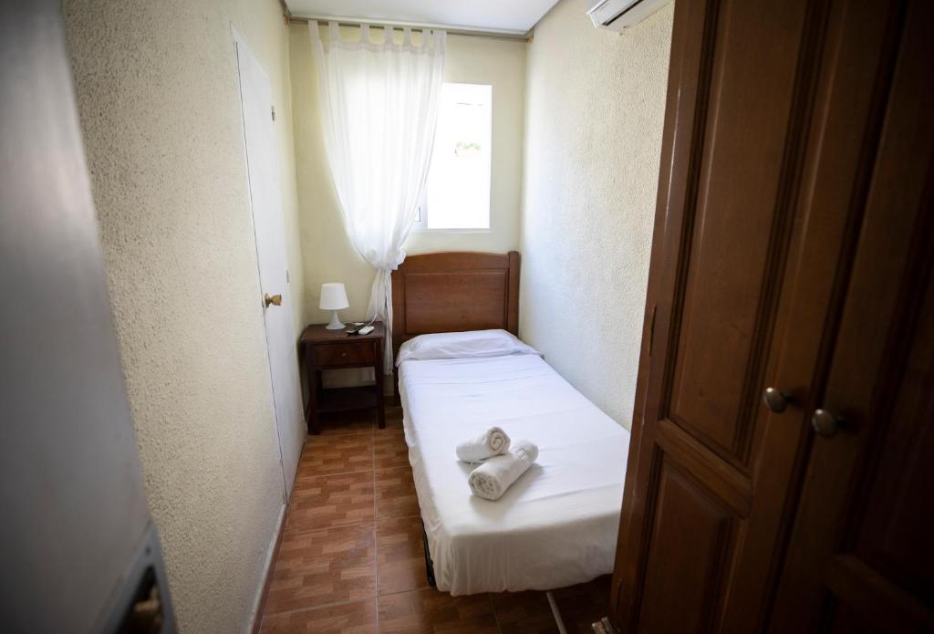 A bed or beds in a room at Hostal Los Perales