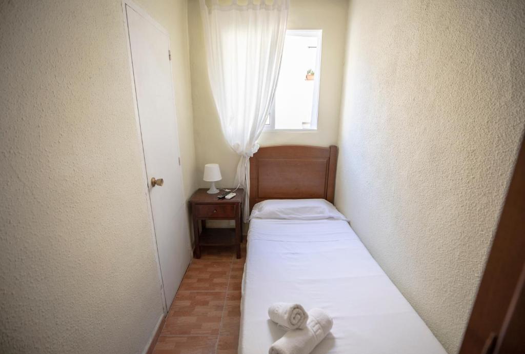 A bed or beds in a room at Hostal Los Perales
