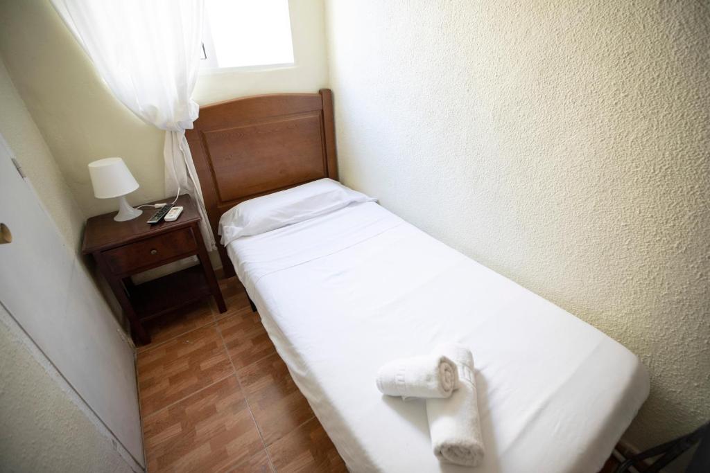 A bed or beds in a room at Hostal Los Perales