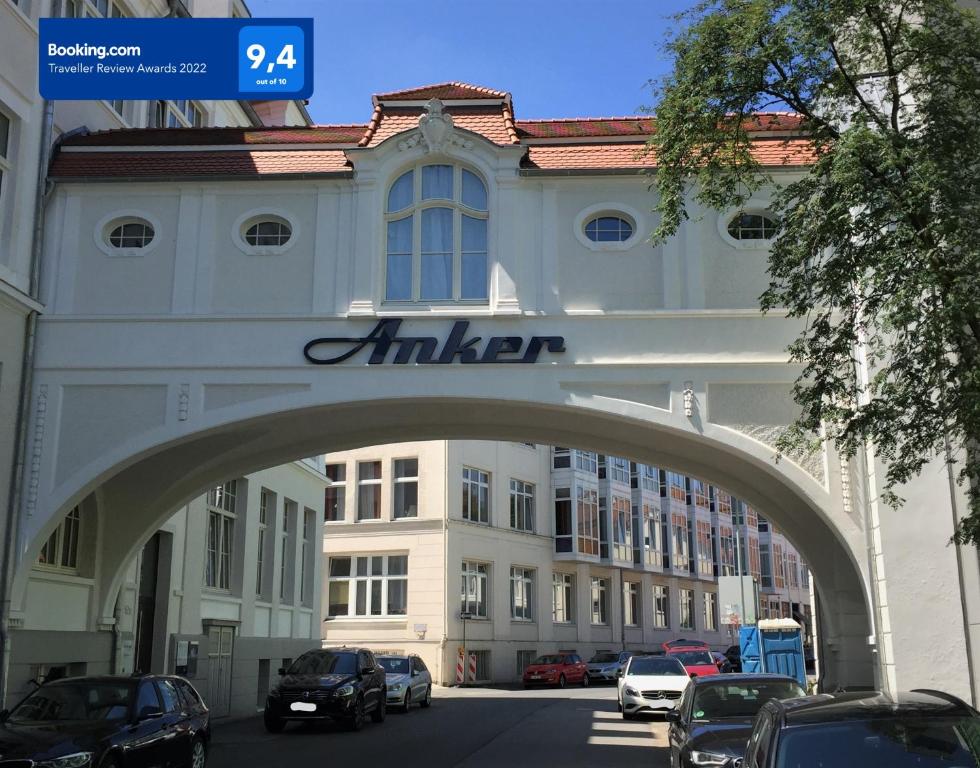 une arche devant un bâtiment avec des voitures garées dans l'établissement Anker Guest House, à Bielefeld