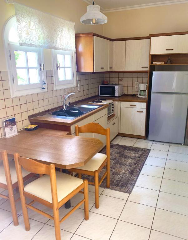 Kuchyň nebo kuchyňský kout v ubytování Natalia Loft Apartment C with panoramic sea views of Agios Gordios bay