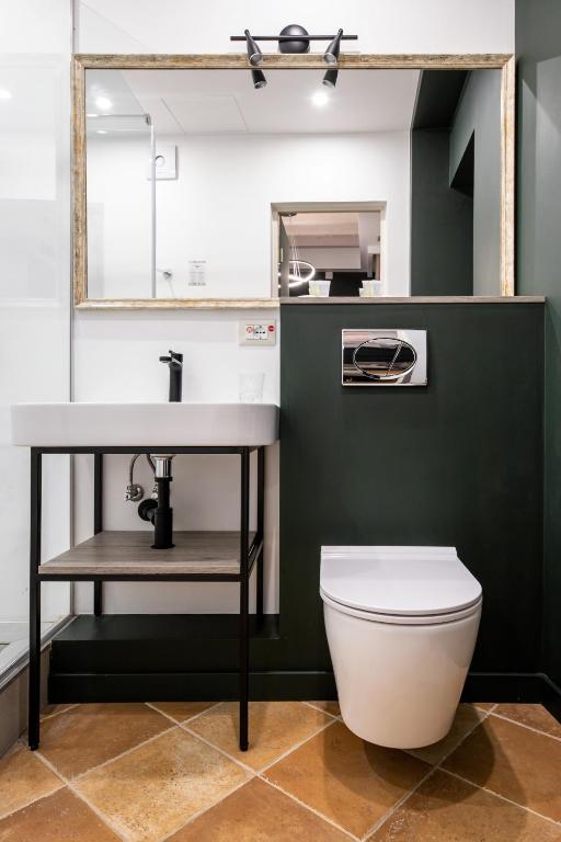 Oysters & Bubbles Gastro Hotel. Rynok square - Budget Double Room