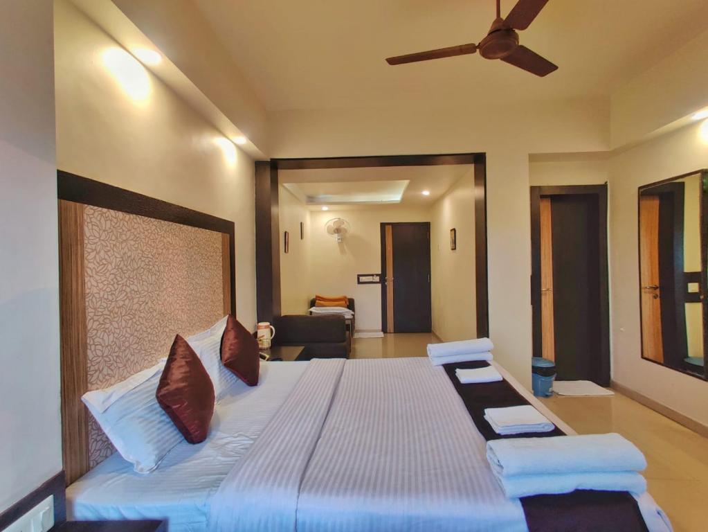 
A bed or beds in a room at Hotel Ashwin Igatpuri
