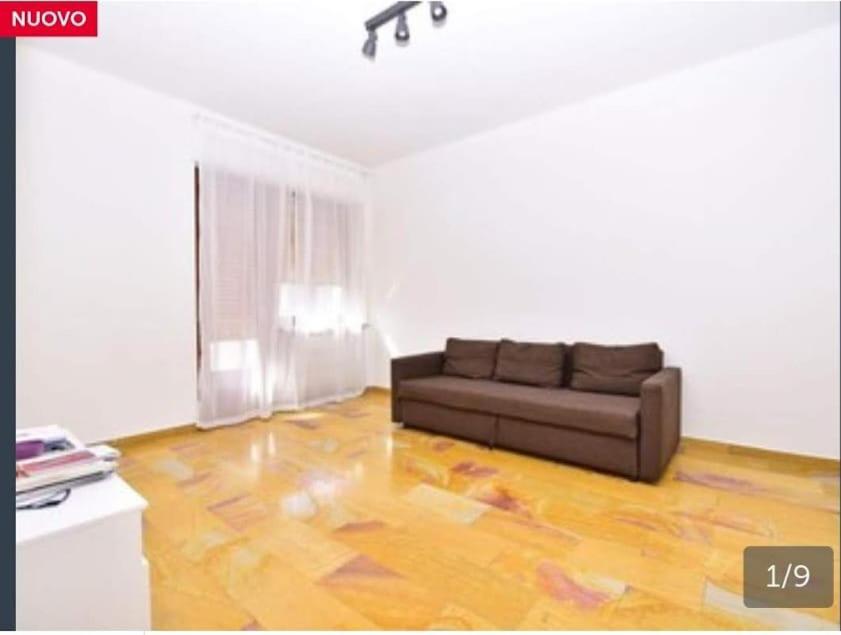 sala de estar con sofá y suelo de madera en Appartamento al Centro di Valenza en Valenza