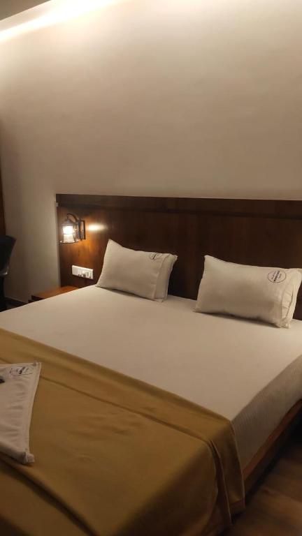 Postel nebo postele na pokoji v ubytování Hotel Anvisha Executive