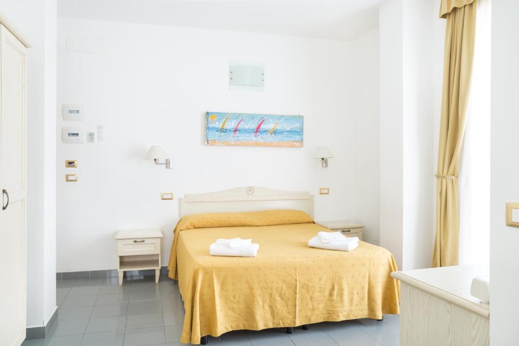 Postel nebo postele na pokoji v ubytování Hotel Marechiaro - Direttamente sul mare