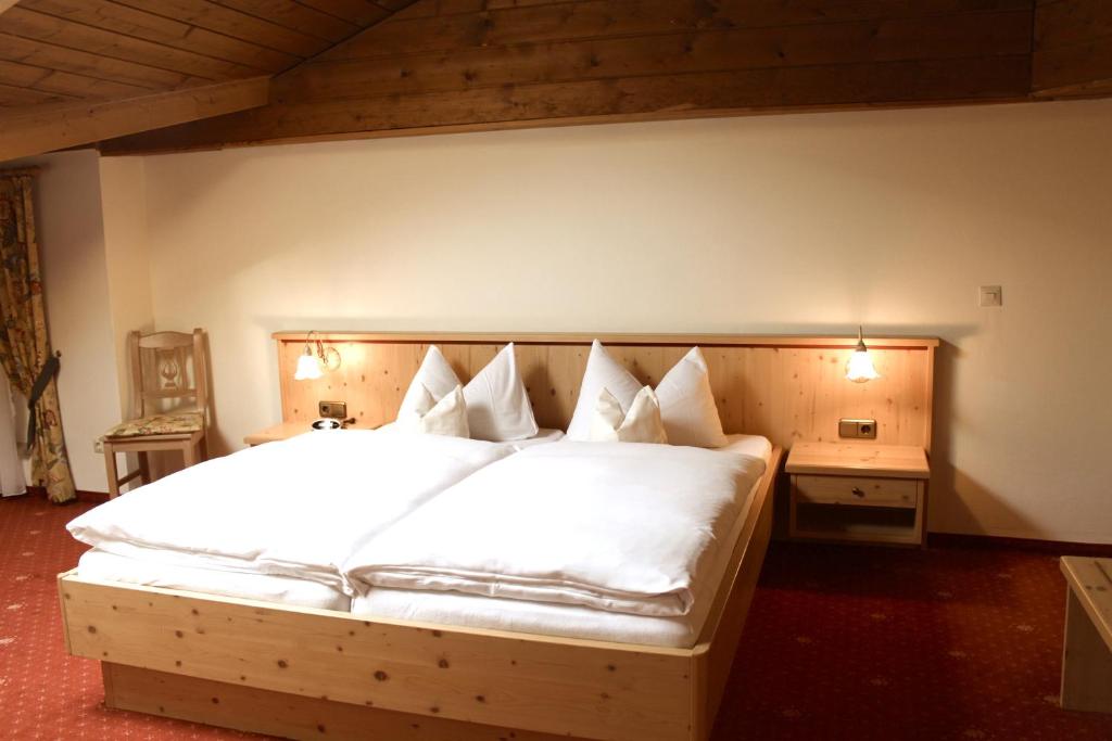 Postel nebo postele na pokoji v ubytování Gästehaus Menkenbauer