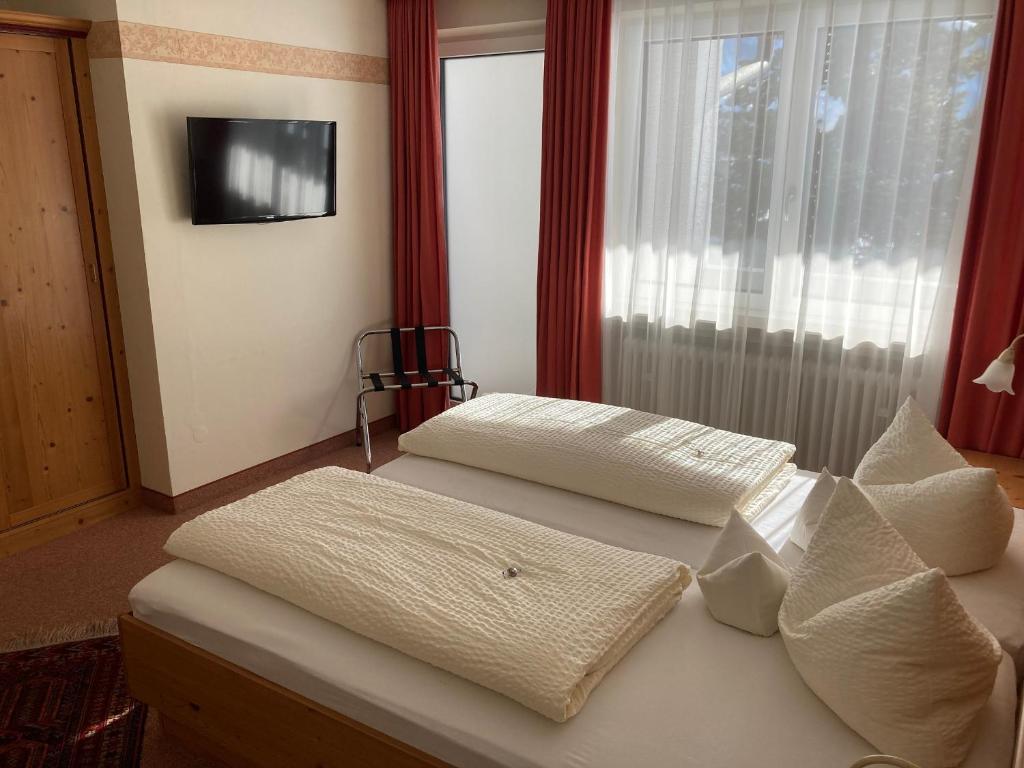 Postel nebo postele na pokoji v ubytování Gästehaus Menkenbauer