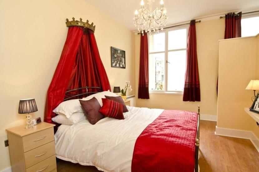 Una cama o camas en una habitación de Beatles Apartment